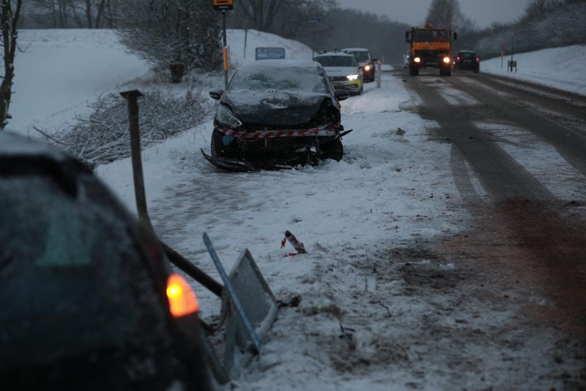 To biler kørte frontalt sammen ved Sorø. Vagtchefen kan ikke komme med detaljer, ingen er dog kommet alvorligt til skade. Foto: Presse-fotos.dk.