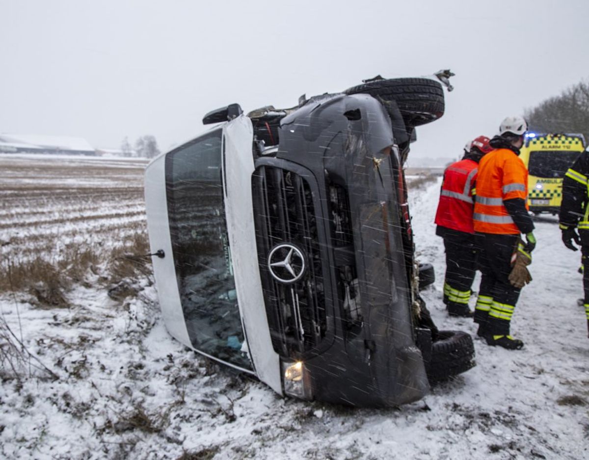 En flextrafik-vogn er væltet i det glatte føre. Foto: René Lind Gammelmark
