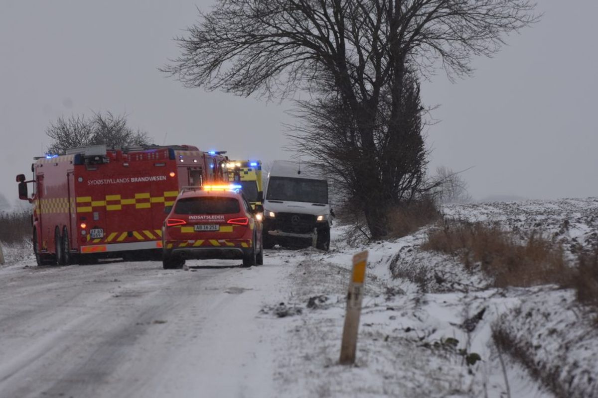 En minibus væltede om på siden ved Uldum. Foto: Presse-fotos.dk.