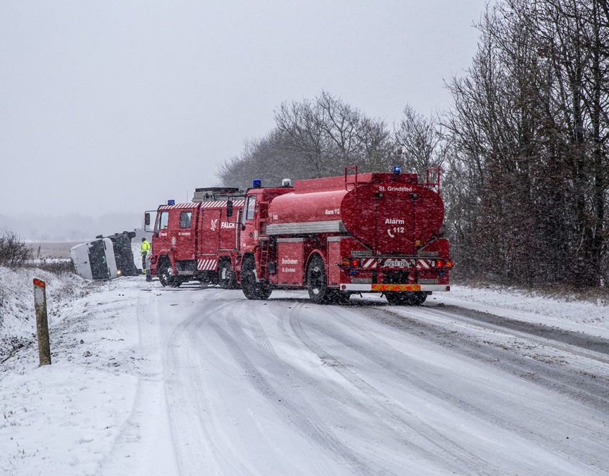 En flextrafik-vogn er væltet i det glatte føre. KLIK FOR FLERE BILLEDER. Foto: René Lind Gammelmark