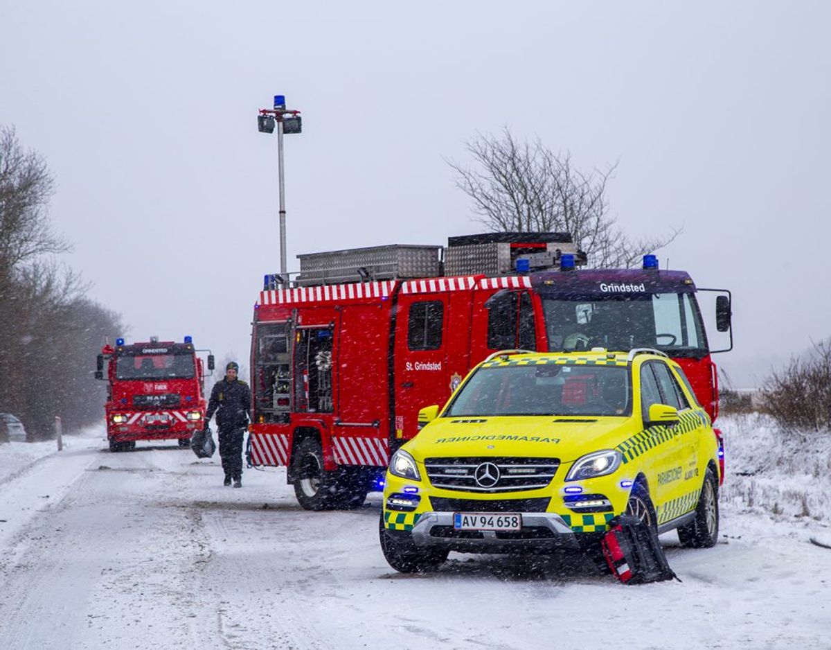 En flextrafik-vogn er væltet i det glatte føre. KLIK FOR FLERE BILLEDER. Foto: René Lind Gammelmark