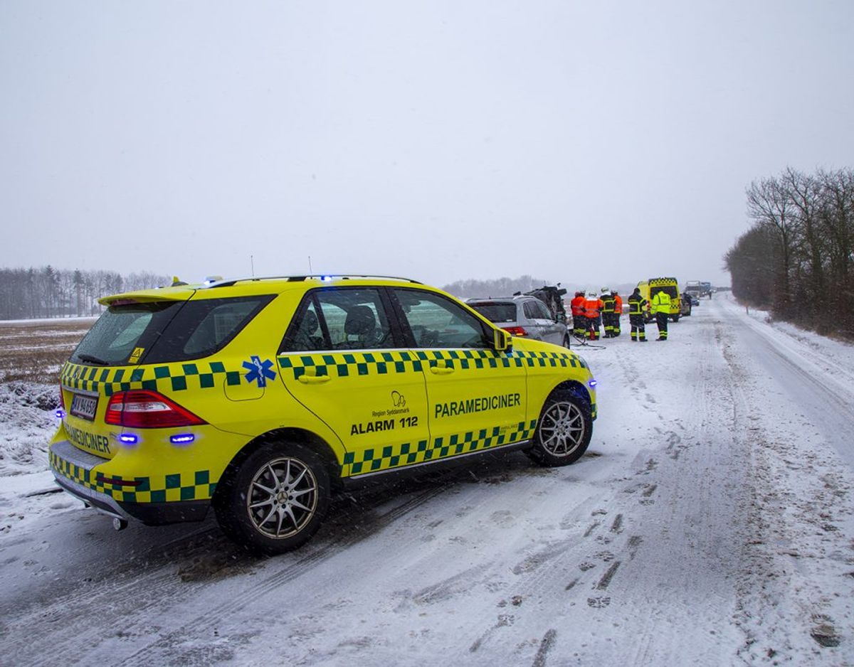 En flextrafik-vogn er væltet i det glatte føre. KLIK FOR FLERE BILLEDER. Foto: René Lind Gammelmark