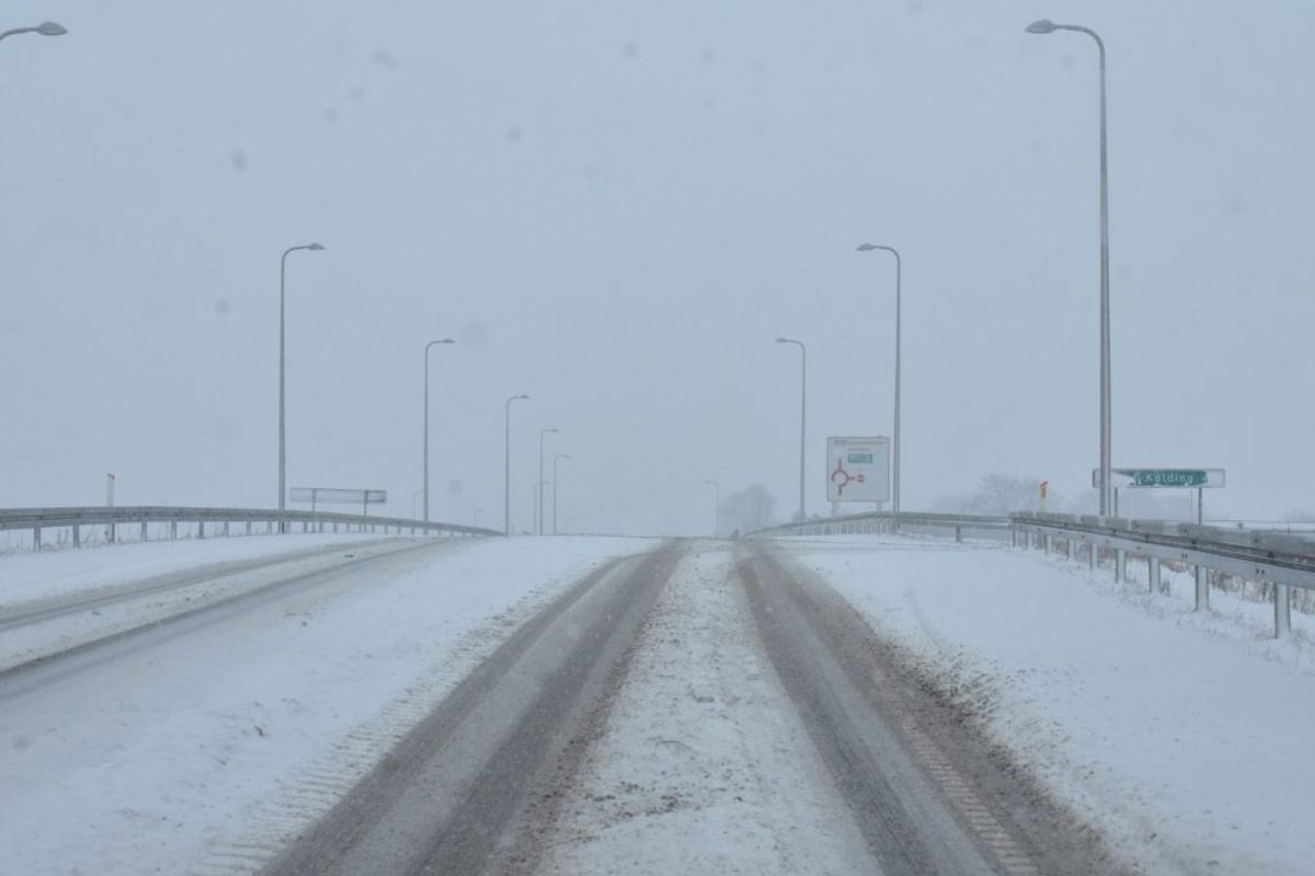 Sneen gør vejene som sæbe. Her fra Aabenraa. KLIK FOR FLERE BILLEDER. Foto. Presse-fotos.dk