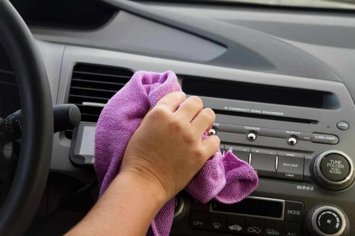 Grundig vask og polering, så bilen er beskyttet mod vejsalt og sjap. Ritzau Scanpix