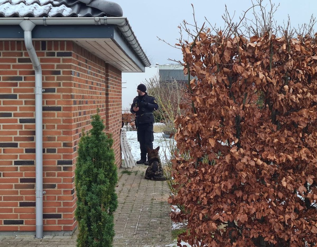 En 51-årig mand erkender i et grundlovsforhør onsdag, at han har dræbt en 43-årig kvinde i Malling. KLIK FOR FLERE BILLEDER FRA POLITIETS EFTERFORSKNING FRA STEDET. Foto: Presse-fotos.dk.