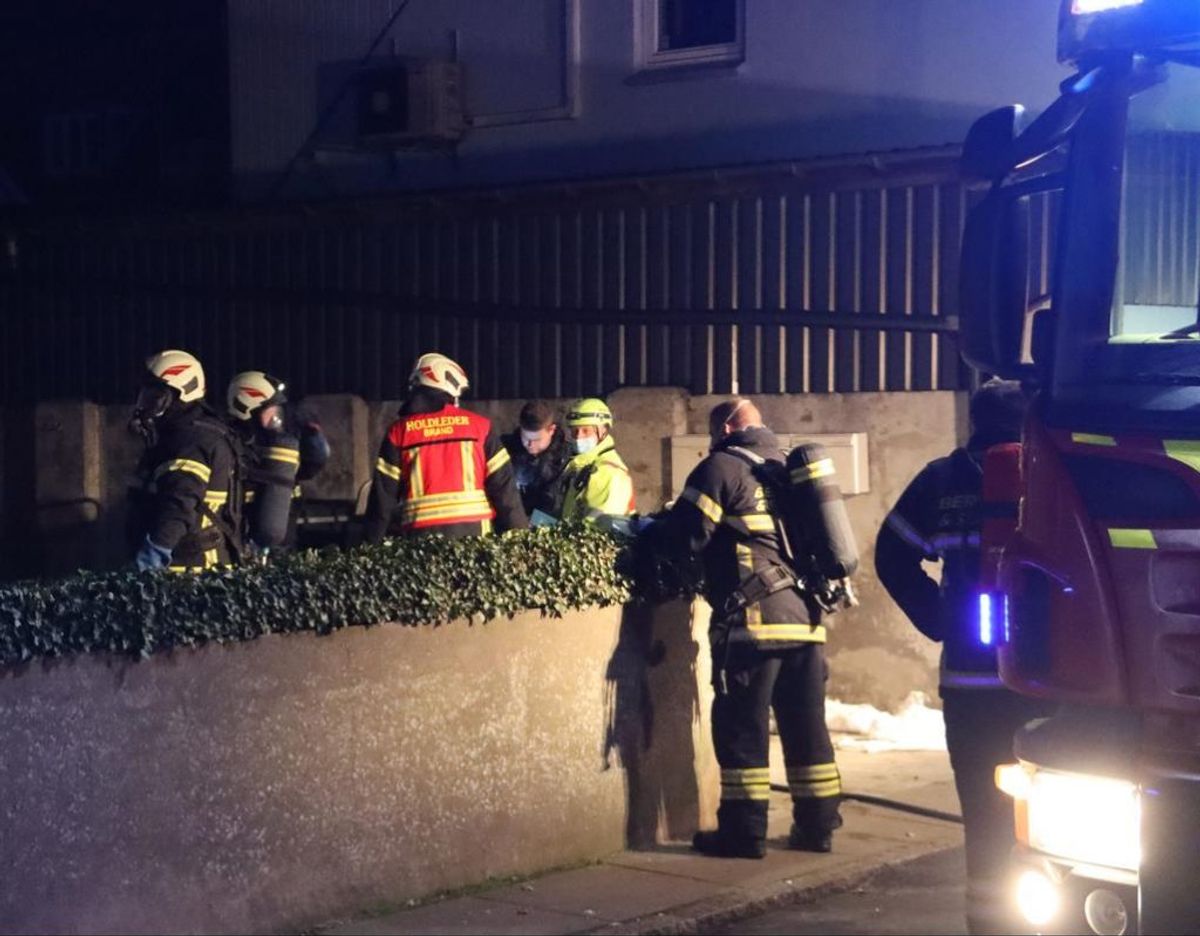 Mand reddet ud efter brand i Grenaa. Klik videre for at se flere billeder. Foto: Øxenholt foto