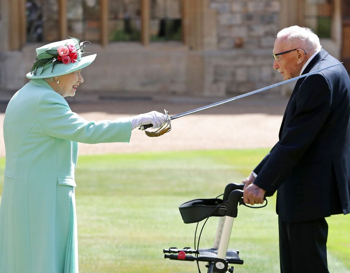 (Kaptajn Tom Moore bliver som belønning for sin enorme indsats slået til ridder af dronning Elizabeth den 17. juli 2020. Klik videre for flere billeder. Foto: Scanpix/Chris Jackson / POOL / AFP)