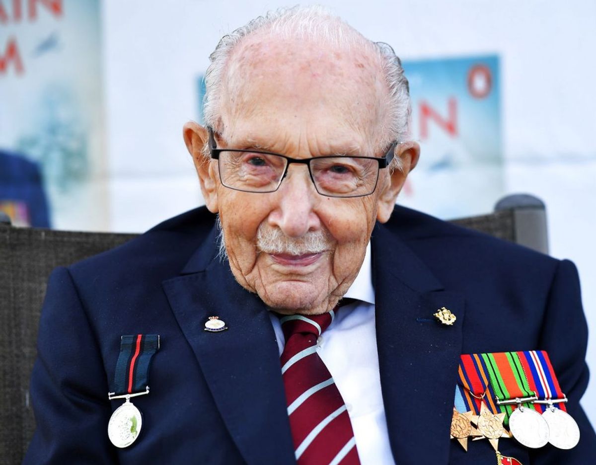 Kaptajn Tom Moore bliver som belønning for sin enorme indsats slået til ridder af dronning Elizabeth den Kaptajn Sir Tom Moore gik bort den 2. februar efter at være blevet smittet med covid-19. Klik videre for flere billeder. Foto: Scanpix/REUTERS/Dylan Martinez/File Photo