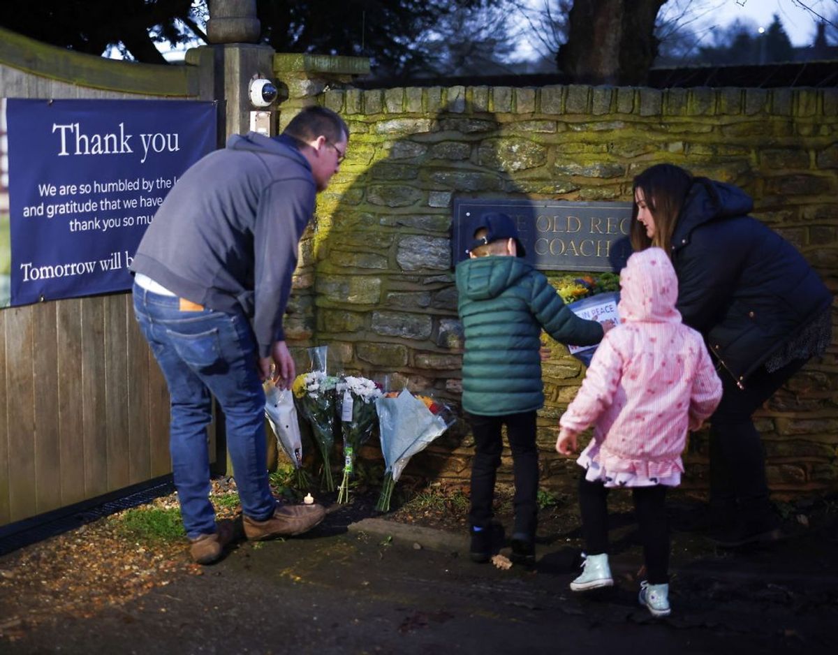 Mange har været forbi stedet, hvor Kaptajn Sir Tom Moore for at vise deres sorg med blomster. Klik videre for flere billeder. Foto: Scanpix/REUTERS/Henry Nicholls