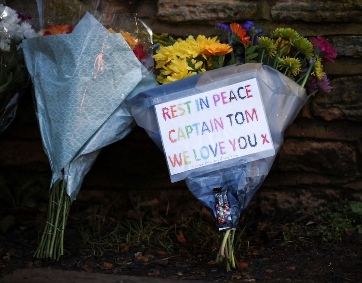En blomsterhilsen til afdøde Kaptajn Sir Tom Moore. Foto: Scanpix/REUTERS/Henry Nicholls