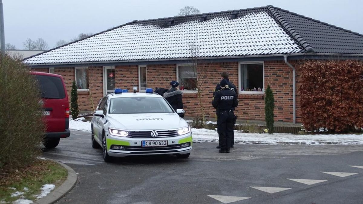 Politiet er til stede efter drab i Malling. Klik videre for at se flere billeder. Foto: Øxenholt foto