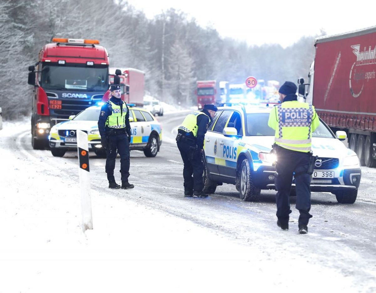 Der advares om spejlglatte veje i området. KLIK FOR FLERE BILLEDER. Foto: Jeppe Gustafsson/TT/Ritzau Scanpix