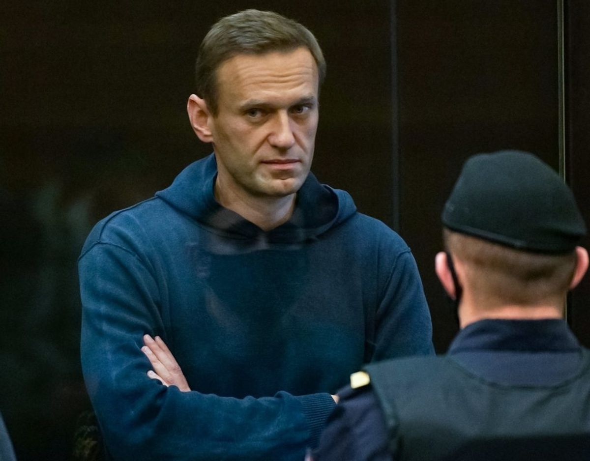 Den russiske oppositionsleder, Aleksej Navalnyj, i retten i Moskva tirsdag. Han er sigtet for at have overtrådt reglerne for sin prøveløsladelse for en dom fra 2014 for svindel. Han betegner alle anklager mod ham som rent politiske. – Foto: Ritzau Scanpix