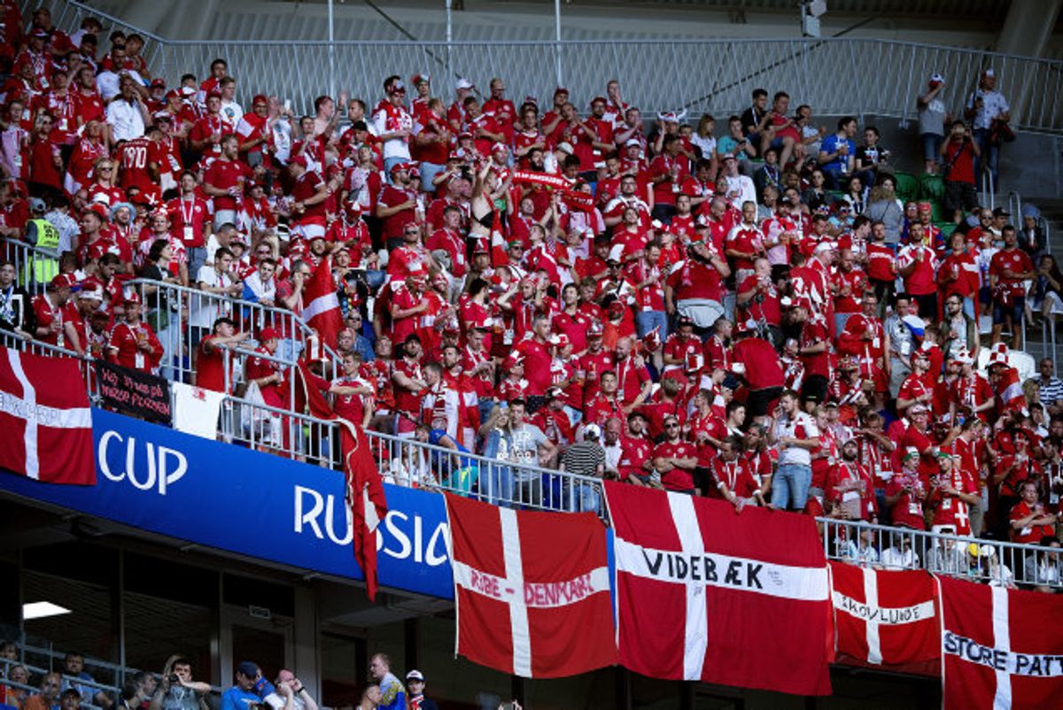 Danmark har i 2020 ikke haft gavn af fulde tribuner til fodboldlandskampene i Parken, og det koster indtægter. Her ses danske roligans ved VM i Rusland i 2018. Foto: Liselotte Sabroe/Scanpix