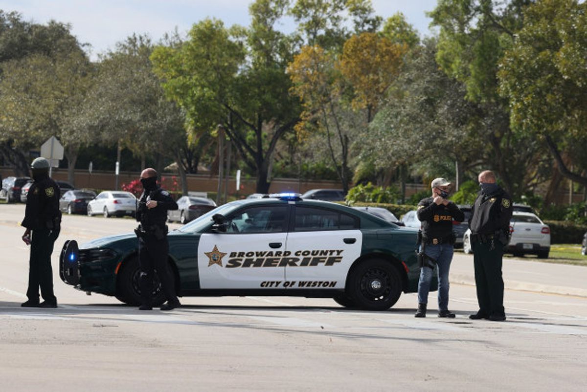 Politi har afspærret det område i byen Sunrise i Florida, hvor en efterlyst person tirsdag morgen lokal tid har skudt mod politifolk fra forbundspolitiet FBI. Foto: Joe Raedle/AFP