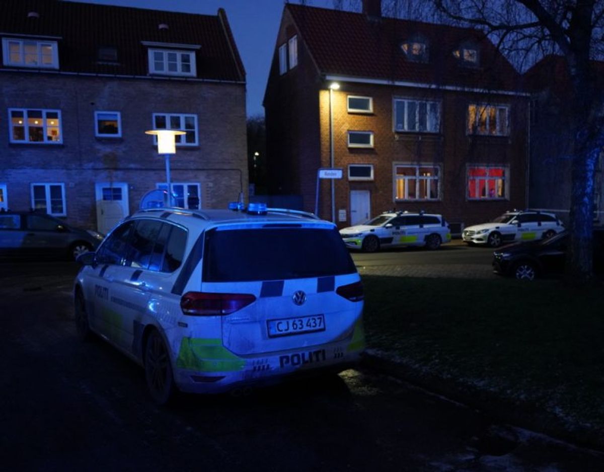 En del af byen blev mandag afspærret. KLIK VIDERE FOR FLERE BILLEDER FRA STEDET. Foto: Øxenholt Foto.