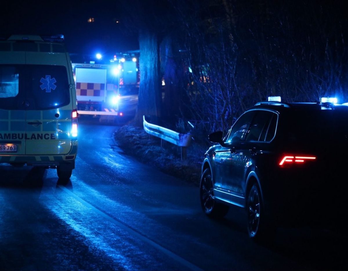 En 21-årig mand er fløjet til Rigshospitalet efter en soloulykke på Møn. KLIK FOR FLERE BILLEDER FRA STEDET. Foto: Presse-fotos.dk.