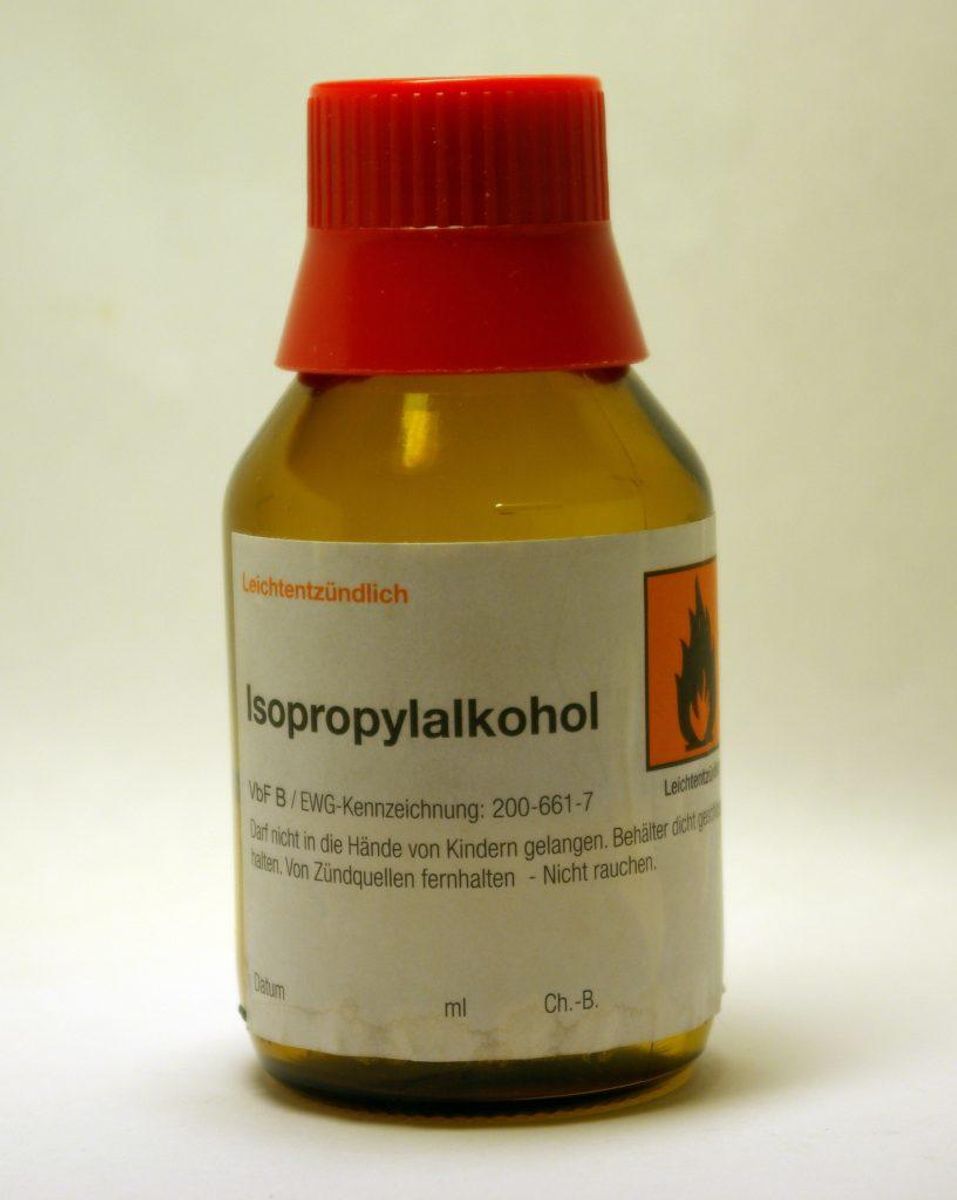 Du skal bruge to dele isopropylalkohol, husholdningssprit eller lignende. Du kan købe førstnævnte hos eksempelvis Matas. Foto: Reiserfs/Wikimedia Commons