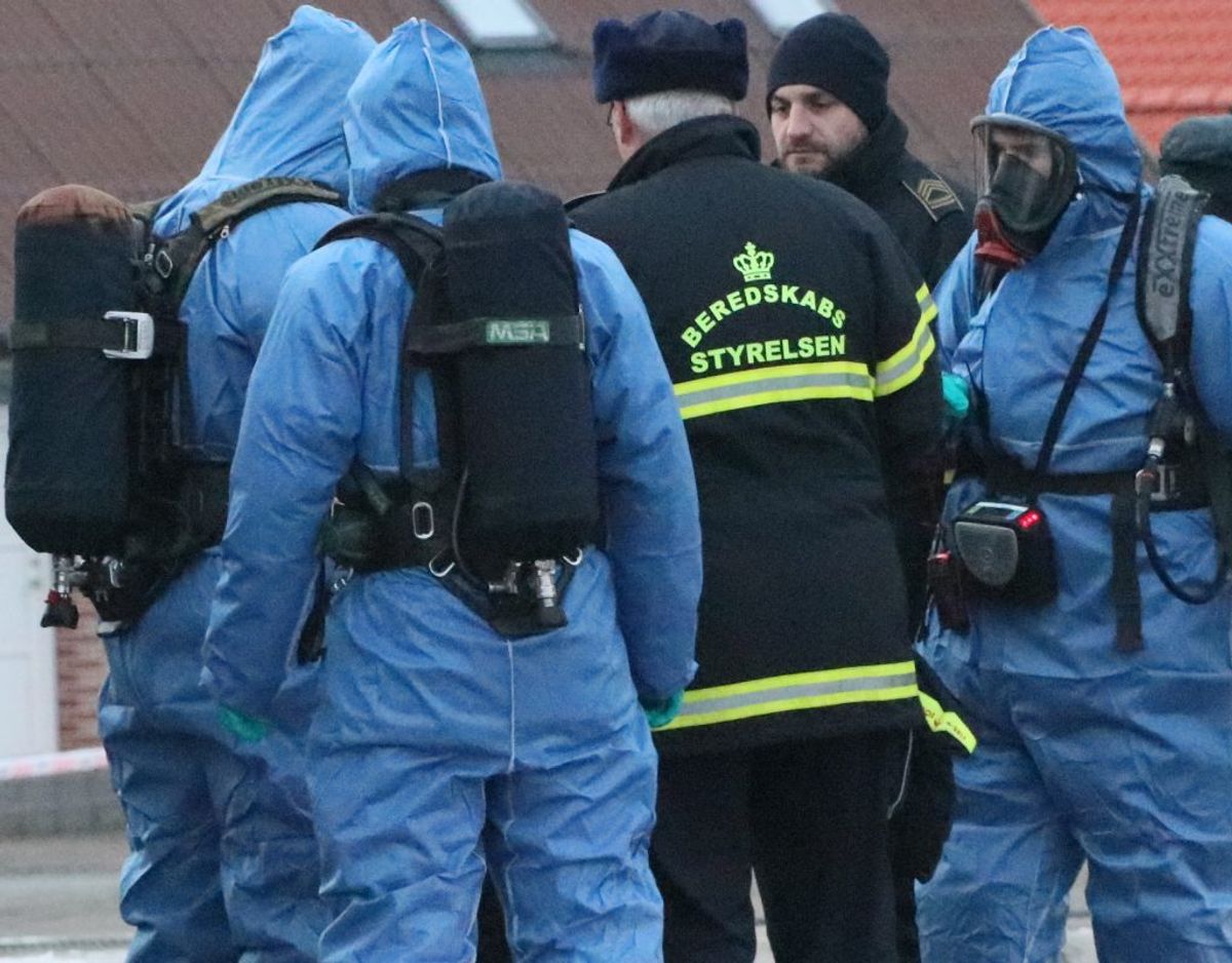 Indholdet af pakken bliver mandag undersøgt. Foto: Øxenholt Foto.