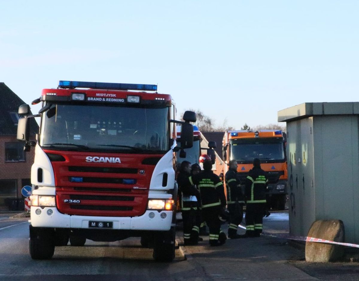 Der er politi og redning på stedet. Foto: Øxenholt Foto.