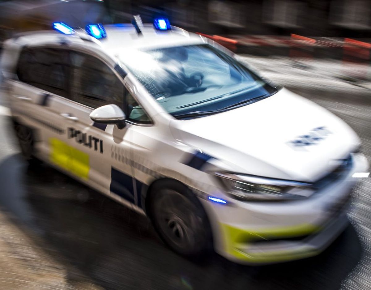 Politiet oplyser, at vejen er helt spærret for trafik. Foto: Scanpix.