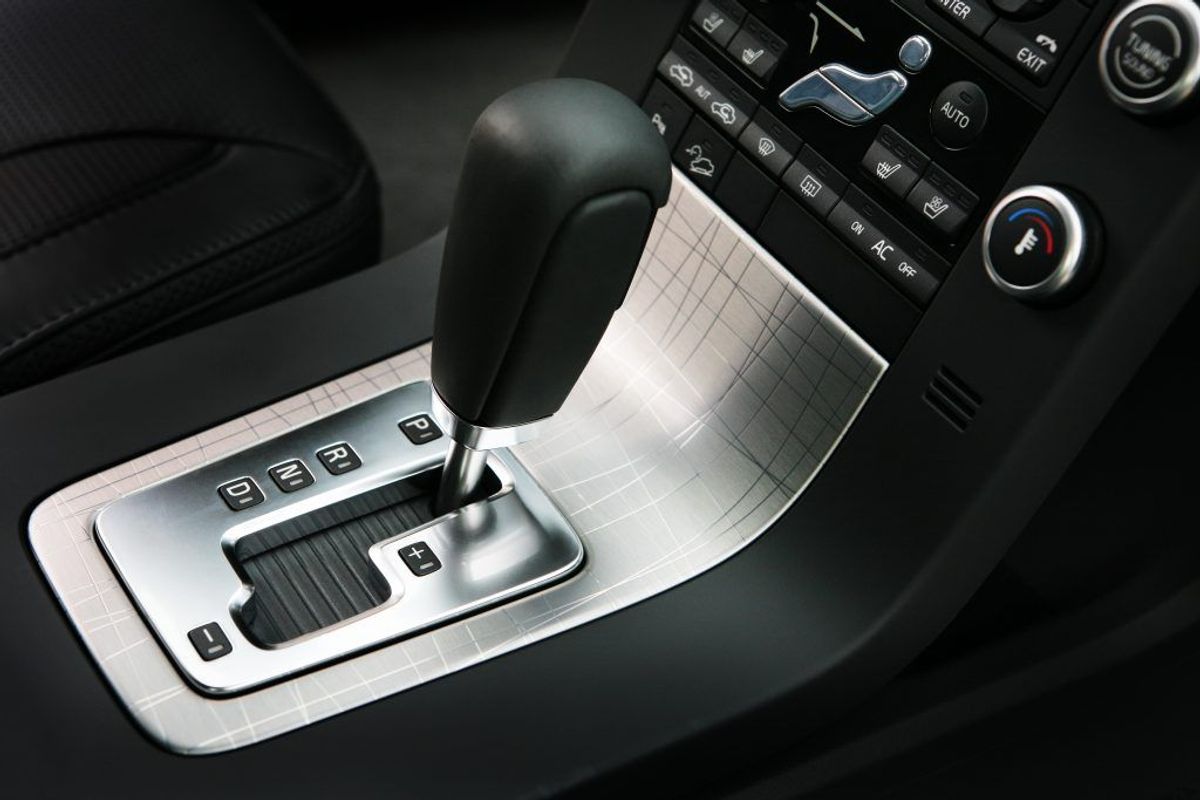 Hvis du har automatgear i din bil, skal du tage bilen til mekaniker, hvis der er noget galt med gearsystemet. Automatgearet er ofte et meget avanceret system, som man hurtigt kan komme til at ødelægge, hvis man giver sig i kast med det. Kilde: Reader’s Digest. Arkivfoto.