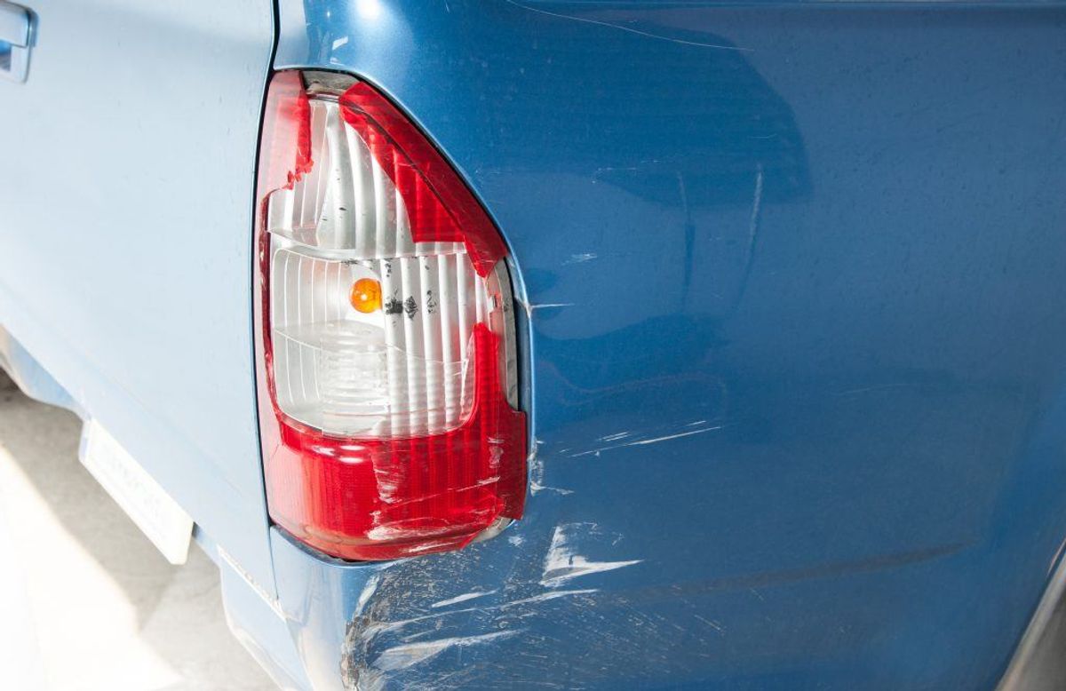 Buler og skrammer kan man sagtens ordne selv – men er der kommet skader på selve vognstellet på bilen, skal man få det fikset hos en mekaniker. Bilens vognstel betyder meget for sikkerheden, så det er ikke en af de reparationer, man skal udsætte. Kilde: Reader’s Digest. Arkivfoto.