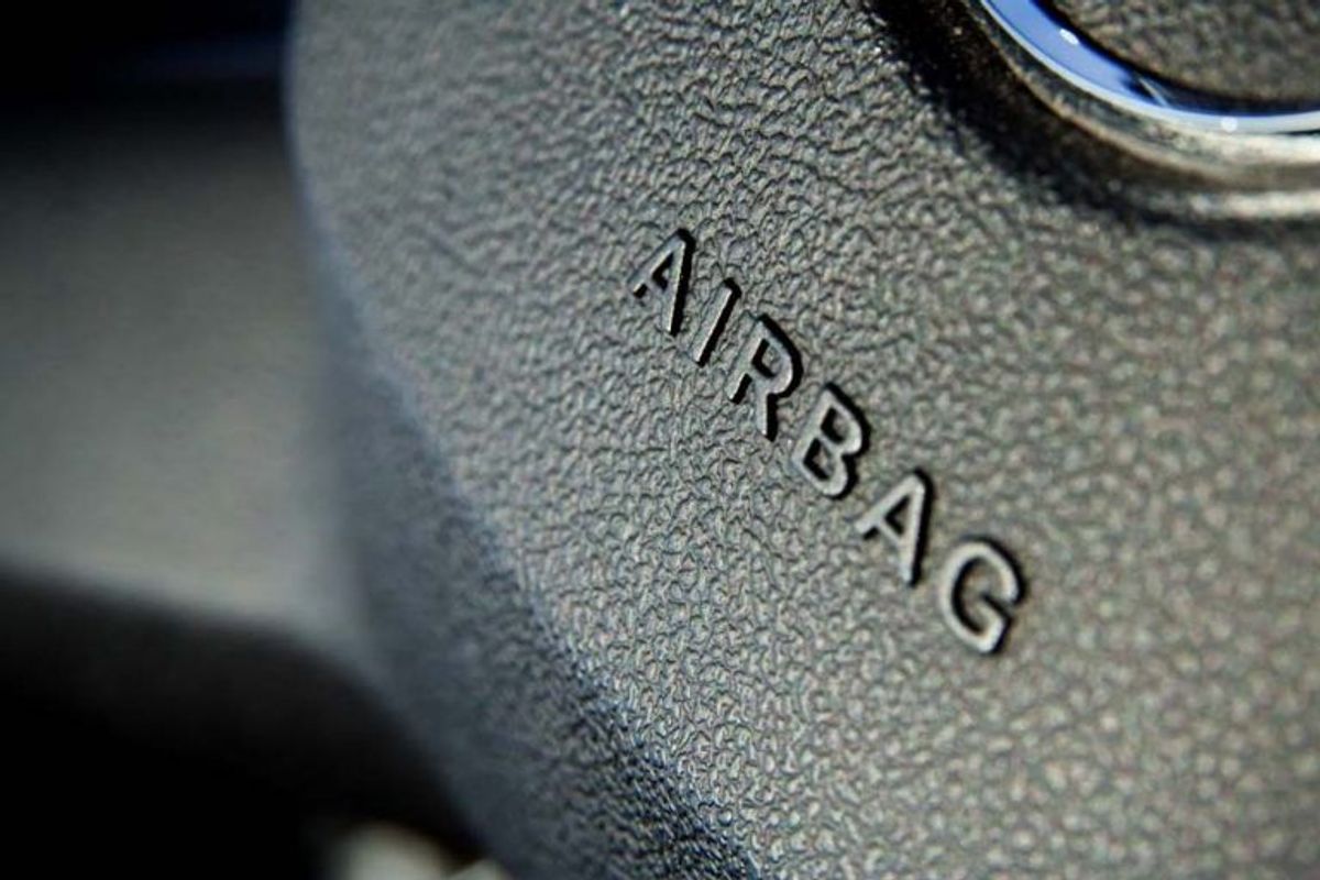 Man skal passe godt på, hvis man selv forsøger sig med at reparere end airbag. Mekanismen er voldsom – oftest vil der ske en lille eksplosion, når airbaggen udløses – så man skal passe på, man ikke kommer til skade. Kilde: Reader’s Digest. Arkivfoto.