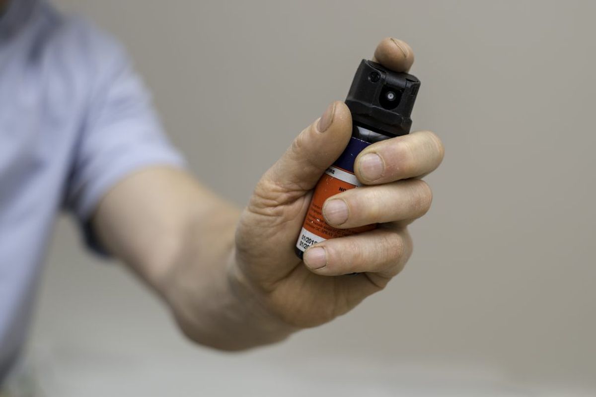 Peberspray kan ramme på op til mellem seks og syv meters afstand. Arkivfoto.