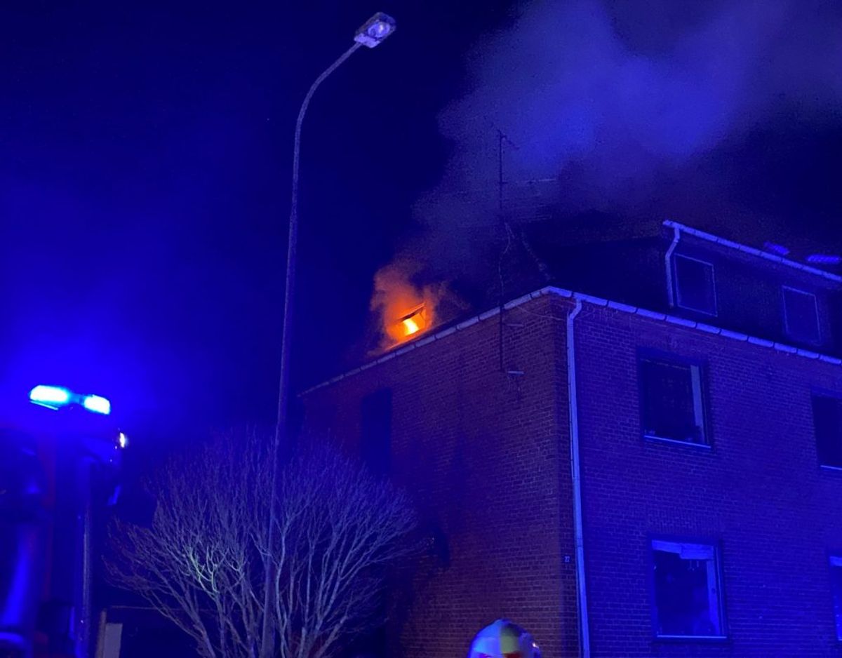 Flammerne fra brand i villa var til at få øje på – også på afstand. Foto: presse-fotos.dk
