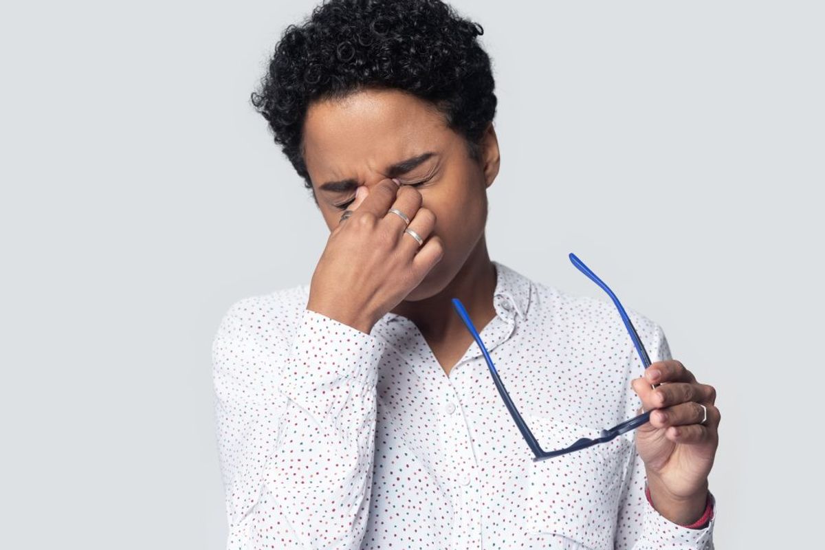 Ligesom med skærme på for eksempel smartphone, kan køkkenrulle slide unødigt på dine brilleglas. Brug derfor en rigtig brillepudseklud i stedet for. Kilde: Reader’s Digest. Arkivfoto.