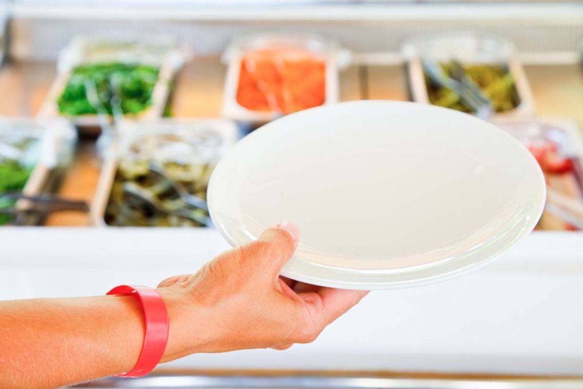 Hvis tallerkener, glas og bestik har samlet støv længe i skabet, kan det synes let, at man lige hurtigt tørrer dem over med køkkenrulle. Men det er slet ikke nok til at fjerne bakterierne – og man bør derfor som minimum bruge en fugtig klud med sæbevand. Kilde: Reader’s Digest. Arkivfoto.