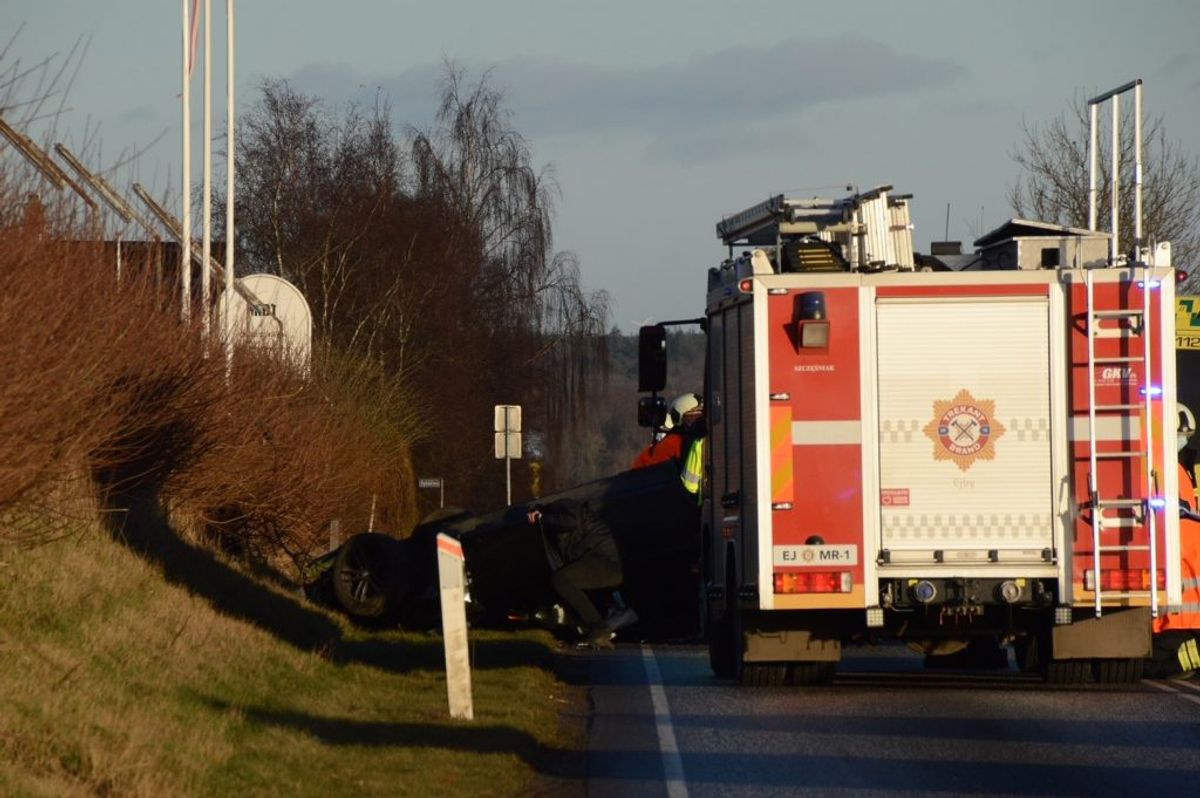 Ulykken spærrer vejen. Foto: Presse-fotos.dk