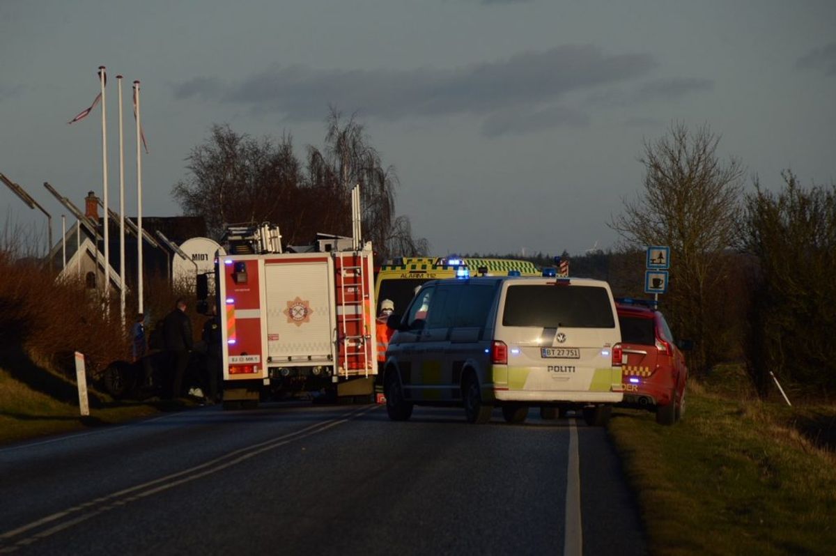 Ulykken spærrer vejen. Foto: Presse-fotos.dk