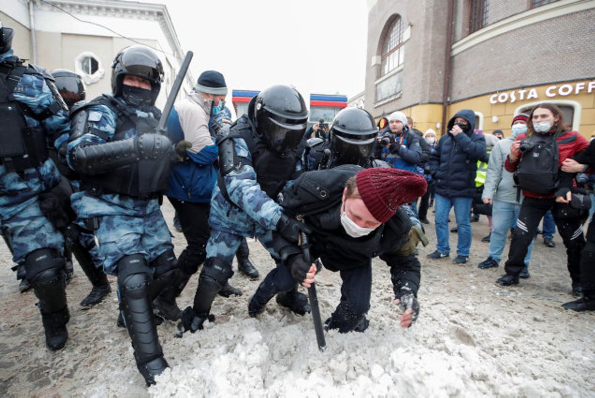 Politifolk anholder en demonstrant i Moskva søndag under optakten til landsomfattende protester mod Kreml efter anholdelsen af oppositionspolitikeren Aleksej Navalnyj. Foto: Maxim Shemetov/Reuters