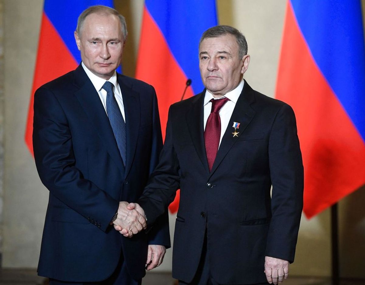 Arkadij Rotenberg (th.) har meldt sig på banen som ejer af det palads, den russiske præsident Vladimir Putin (tv.) nægter at eje. Foto: NEMENOV/Scanpix.