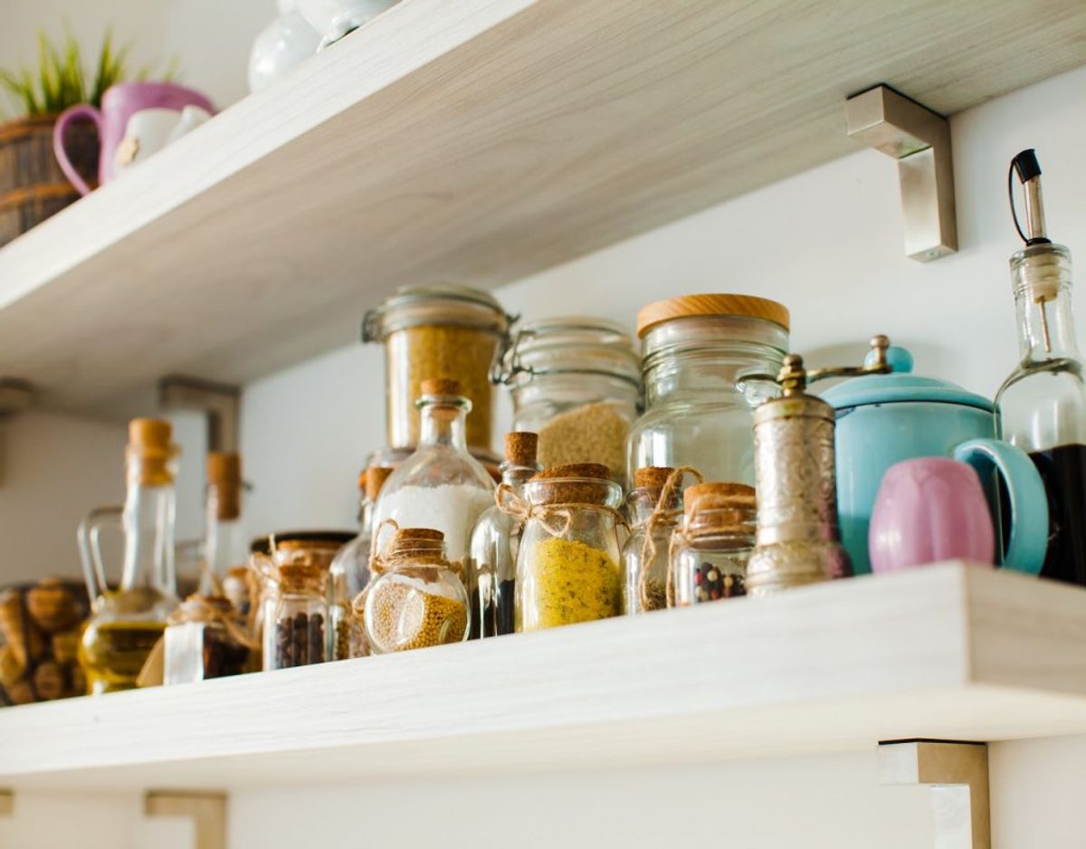 Du kan af og til få tilbud på krydderier, så køb mængder af dine favoritter, når det er. Oftest er det billigere at købe krydderi i en lokal bazar end i store supermarkedskæder. Foto: Colourbox