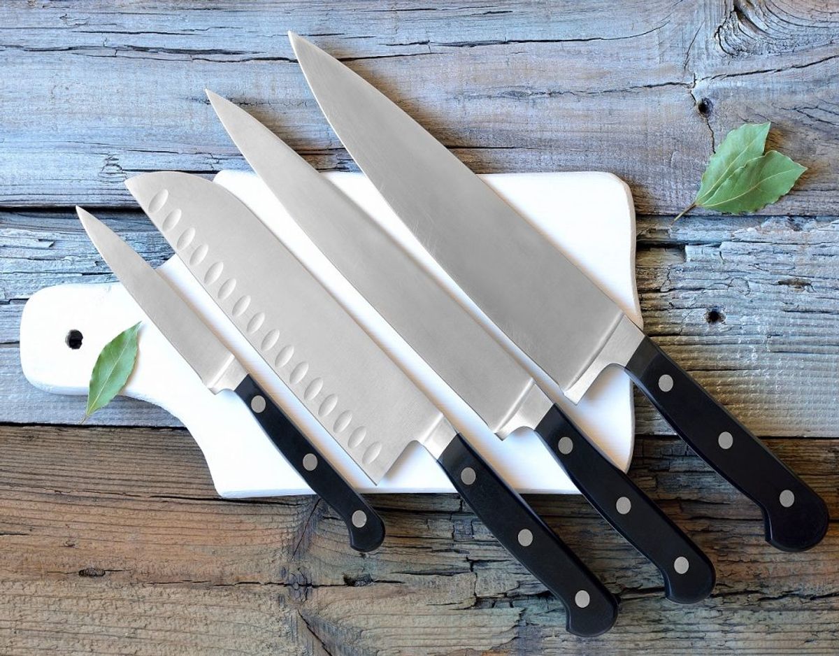 Sørg for at have skarpe knive med et strygestål eller lignende. Du laver bedre udskæringer og du får heller ikke lyst at skifte knivene hurtigt. Foto: Colourbox