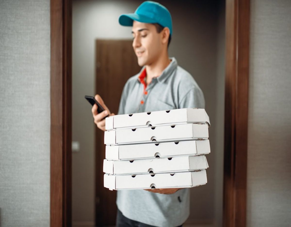 Og så er det en god idé at skære ned på bestilt mad og junkfood. Foto: Colourbox