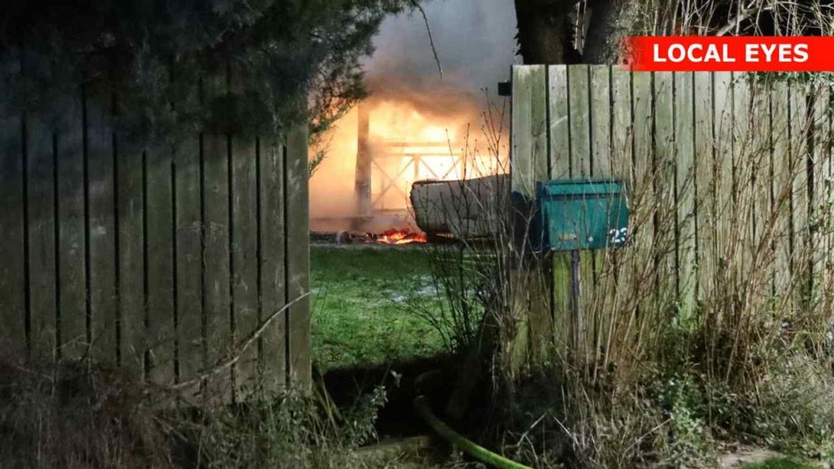 Brandvæsnet fik det hele i brug. KLIK FOR FLERE BILLEDER. Foto: Localeyes.dk