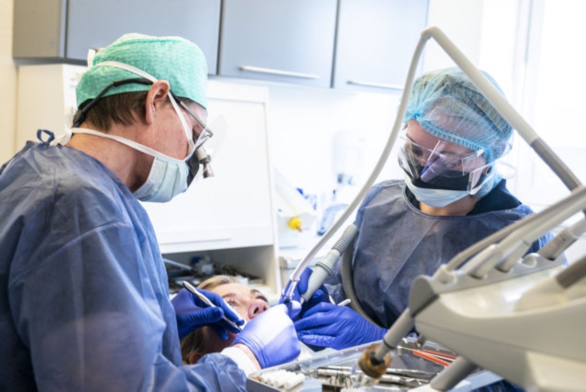 Under coronakrisen har mange henvendt sig til Forbrugerrådet Tænk, fordi de har undret sig over pludselige gebyrer på tandlægeregningerne. Ifølge Sundheds- og Ældreministeriet må tandlægerne ikke opkræve et corona-gebyr på faste priser. Er der ikke faste priser, må de dog gerne. (Arkivfoto) Foto: Claus Fisker/Scanpix