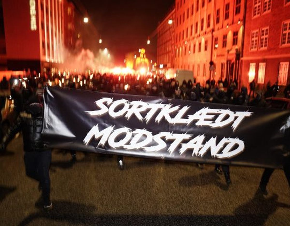Demonstranter bevæger sig lørdag aften ind mod centrum af København lørdag aften, hvor der demonstreres mod coronarestriktioner. Foto: Mads Claus Rasmussen/Scanpix