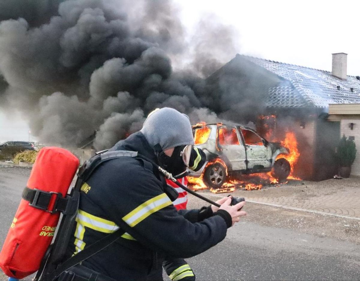 Brandfolk er i gang med at slukke voldsom brand. Klik videre for at se flere billeder. Foto: Kenneth Jensen/Øxenholt foto