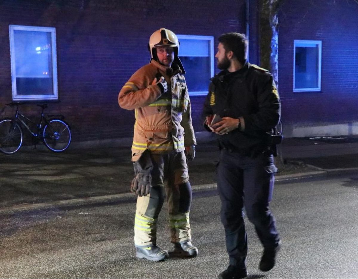 Østjyllands Politi og Brandvæsen i samarbejde ved brand. Foto: Øxenholt foto