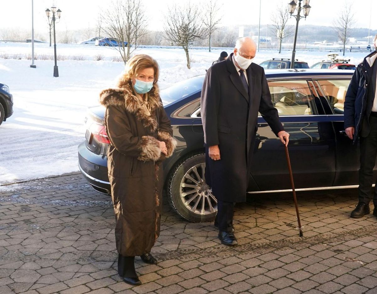 Kong Harald er på det seneste set med stok. Nu er han sygemeldt med smerter i benet. Foto: Ntb/Reuters/Ritzau Scanpix