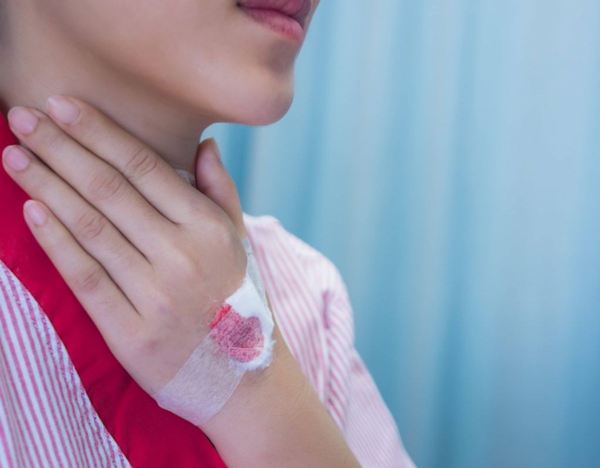 Symptom nummer 1: Længerevarende synkebesvær – Det er almindeligt at have synkebesvær ved halsbetændelse. Men hvis det varer ved eller bliver værre, skal du gå til lægen.