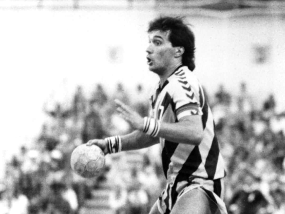 Tøjet var stribet – og shortsene nærmest en Speedo i størrelse L. Her Morten Stig Christensen. KLIK for flere billeder. Foto: Mogens Ladegaard/Scanpix.