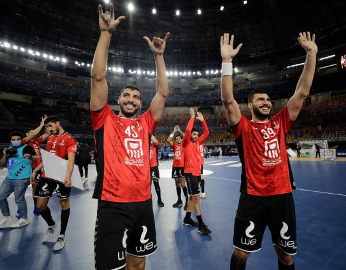 De deltagende hold er blevet lovet tomme tribuner ved VM i Egypten, men der har alligevel været tilskuere til nogle af værtsnationens kampe. Foto: Mohamed Abd El Ghany/AFP