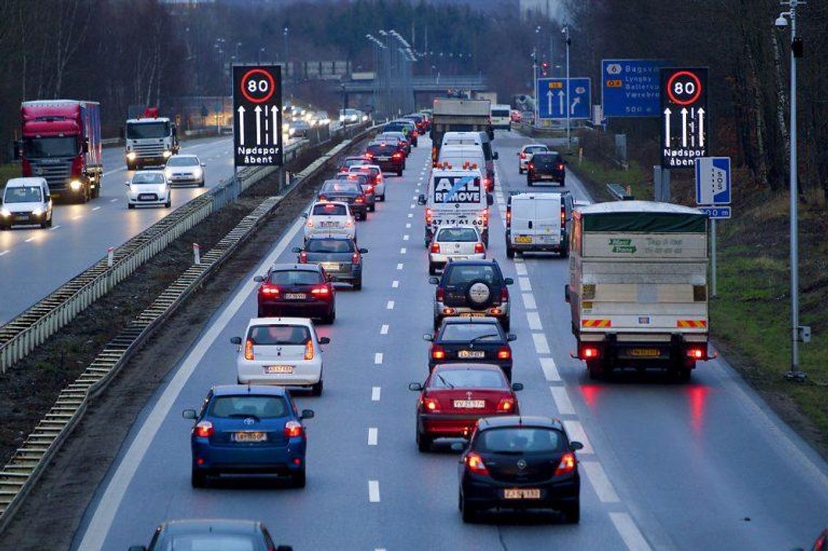 Det giver et klip i kørekortet, hvis man ikke holder ordentlig afstand til køretøjet foran. Der er ikke regler om nogen fast afstand, da det afhænger af de konkrete forhold. Rådet for Sikker Trafik har dog følgende tommelfingerregel: “Vil du være sikker på, at afstanden til forankørende er stor nok, er en god tommelfingerregel, at der skal gå mindst to sekunder fra bilen foran passerer et fast punkt, som f.eks. en lygtepæl, til du selv passerer samme sted.”Klik videre i galleriet for flere fotos og oplysninger. Foto: Nils Meilvang/Scanpix 2014)