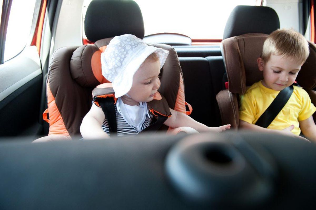 Hvis du har børn under 15 år med i bilen, er det dit ansvar som fører, at de er spændt ordentligt fast. Hvis du kører med en mindreårig, der ikke har sele på, kan du også indkassere et klip i kørekortet. Foto: Colourbox